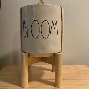 Rae Dunn Bloom Planter With Wood Stand